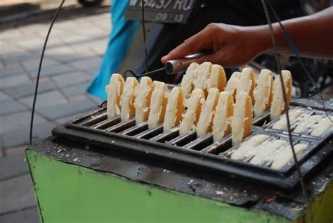 Kue gonjing karawang  Makanan khas Karawang yang satu ini merupakan jajanan yang paling populer